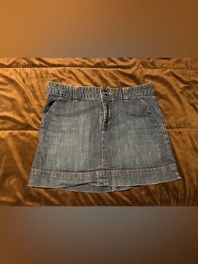 Gap Jeans brand, size 12, Denim Mini Skirt in Blue with pockets